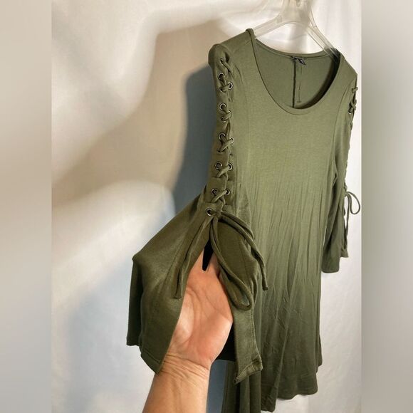 Express Womens BOHO Flowy Dress Size Medium Olive Green Lace Up Long Sleeve NEW - Picture 3 of 9